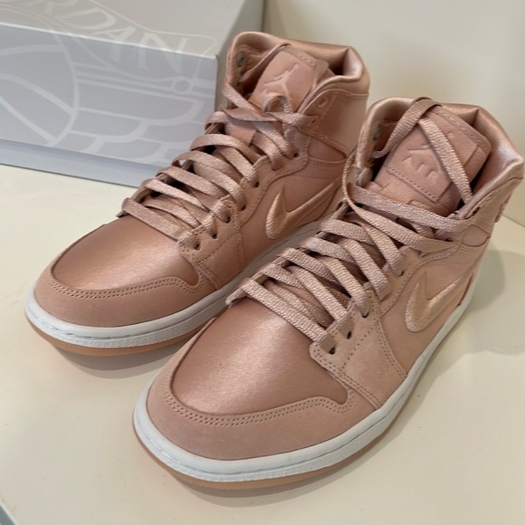 NEW Air Jordan 1 Retro High women - Picture 1 of 8